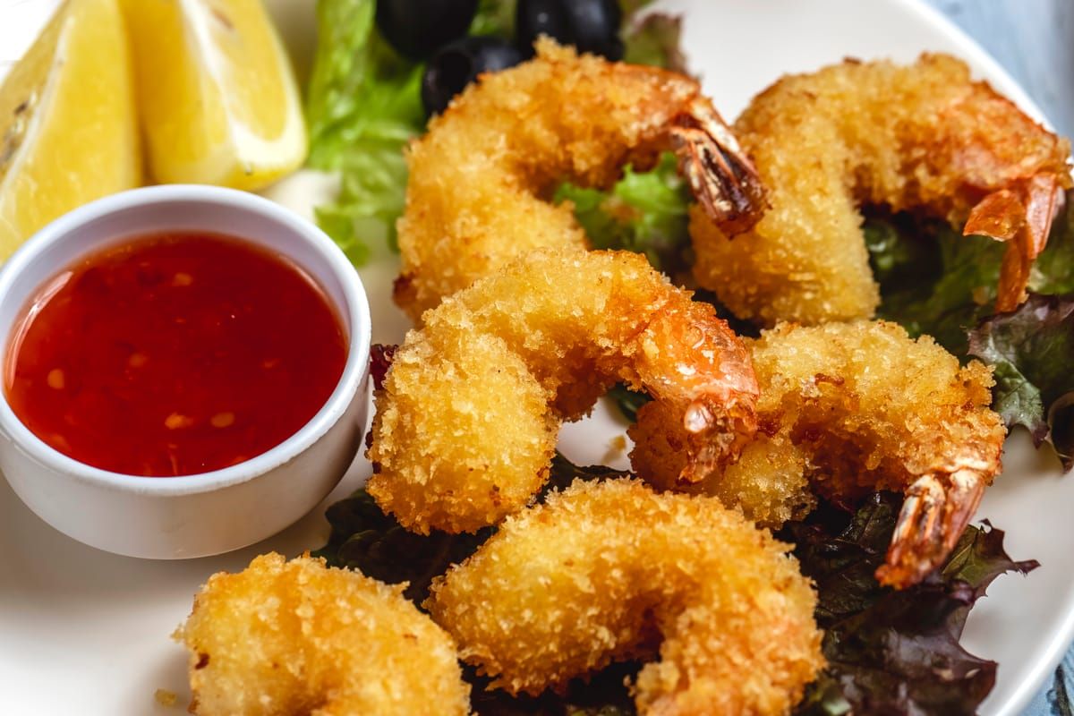 Crispy fried shrimp with sweet chili sauce and lemon