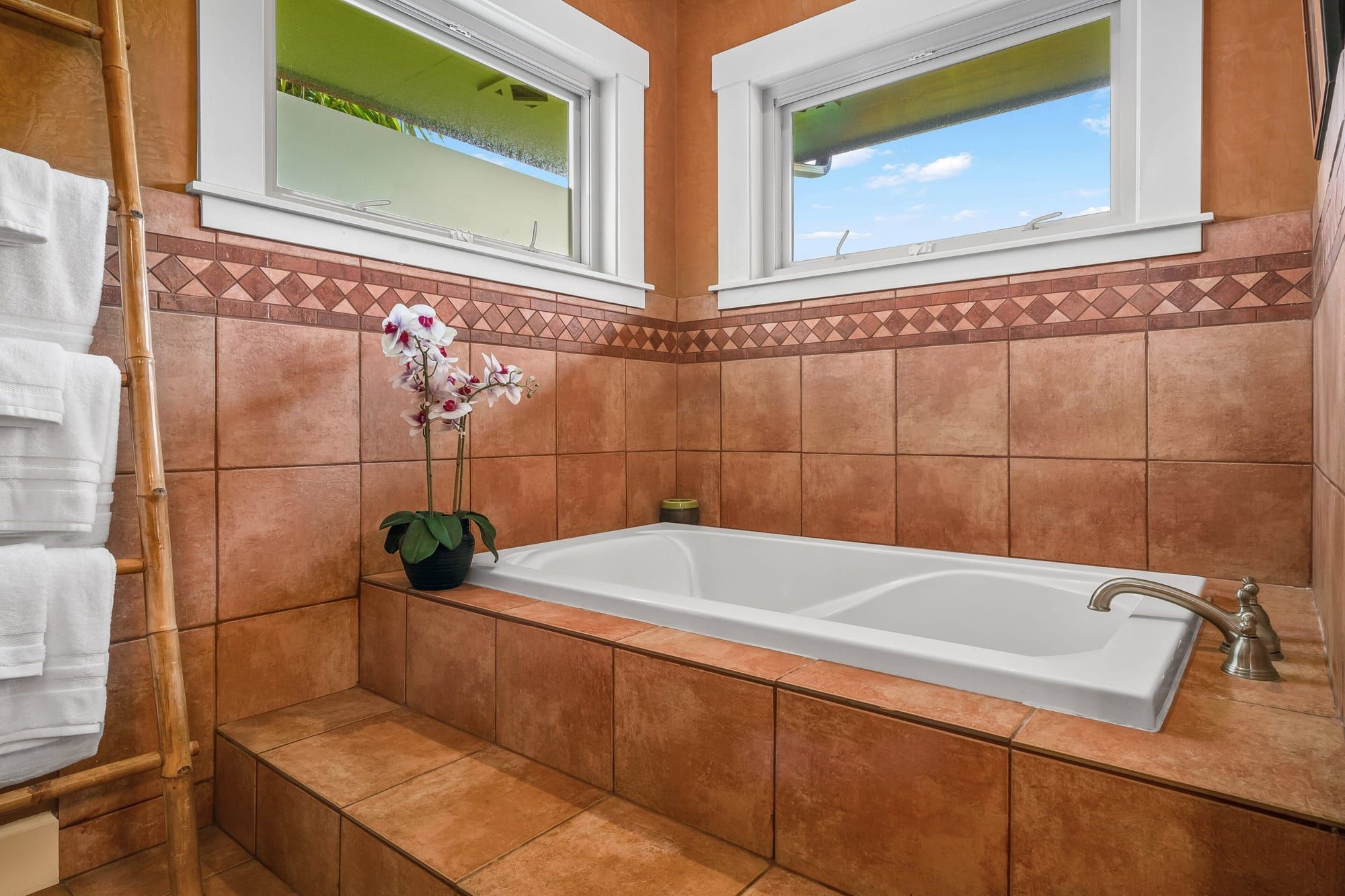 A tiled soaking tub